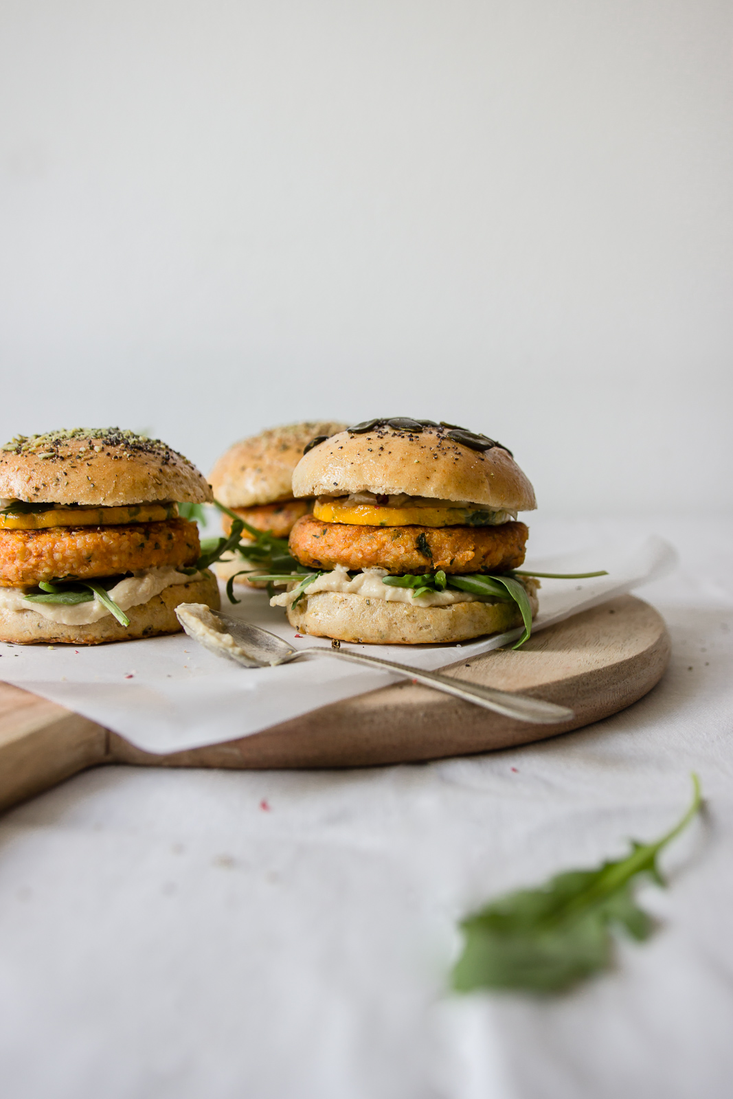 Selbstgemachte Burger Buns mit Süßkartoffel-Hirse-Patties – sophieschoices