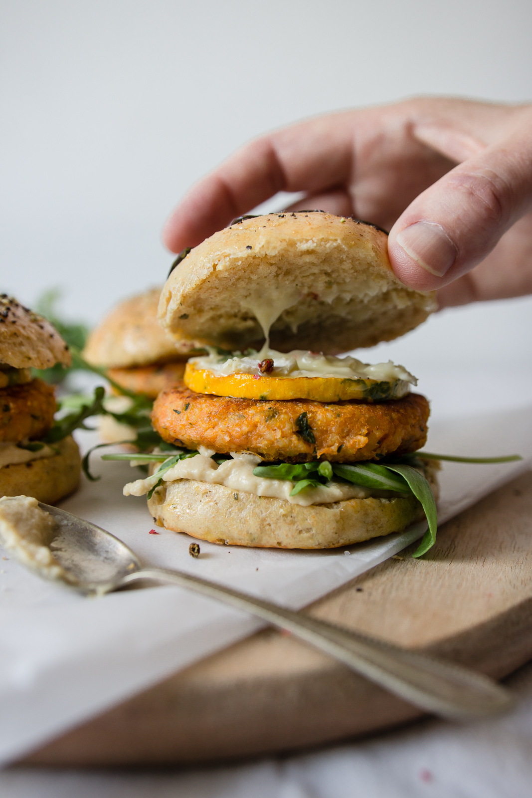 Selbstgemachte Burger Buns mit Süßkartoffel-Hirse-Patties – sophieschoices