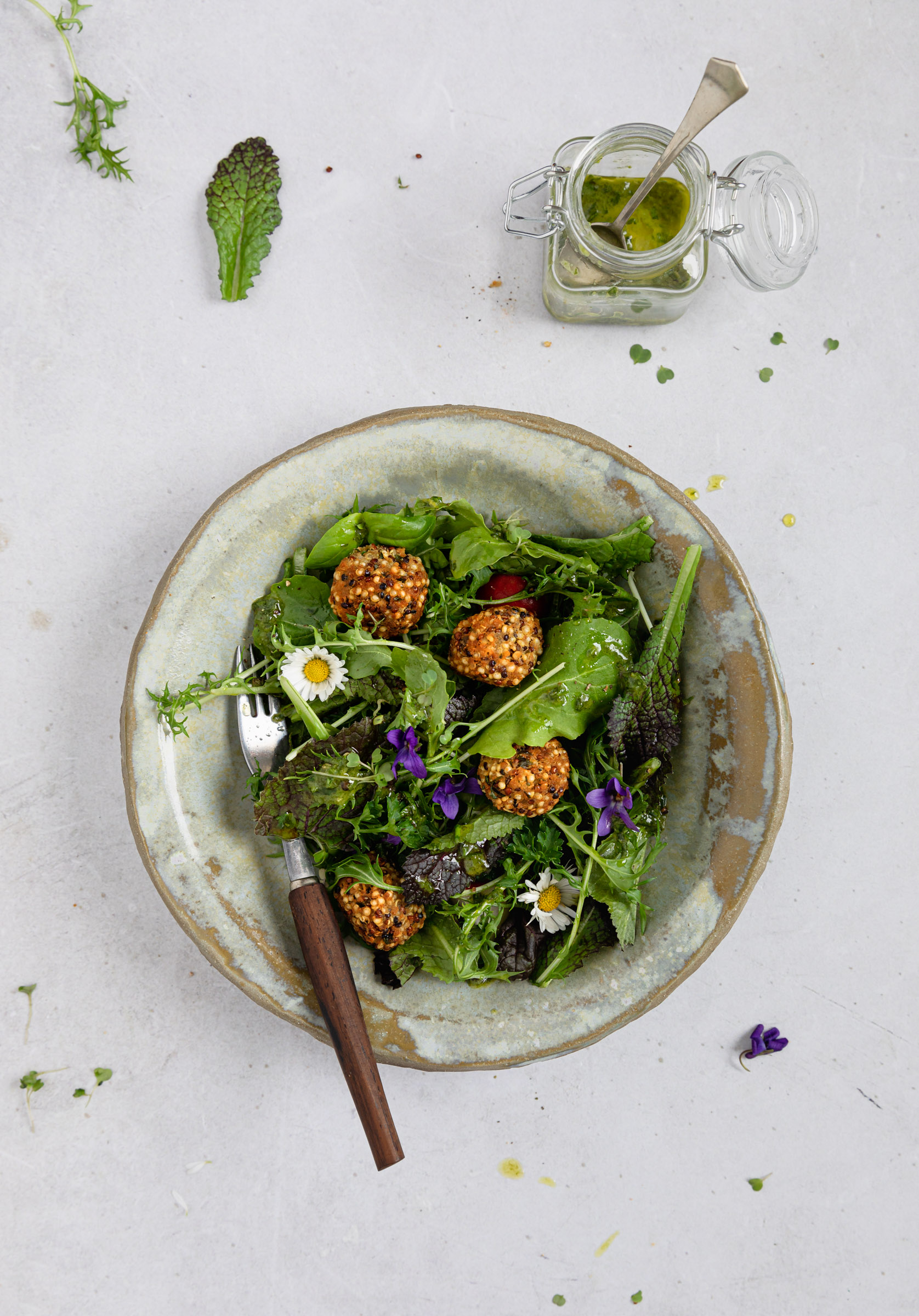 Frühlingssalat mit Quinoa-Bällchen und Bärlauch-Vinaigrette ...