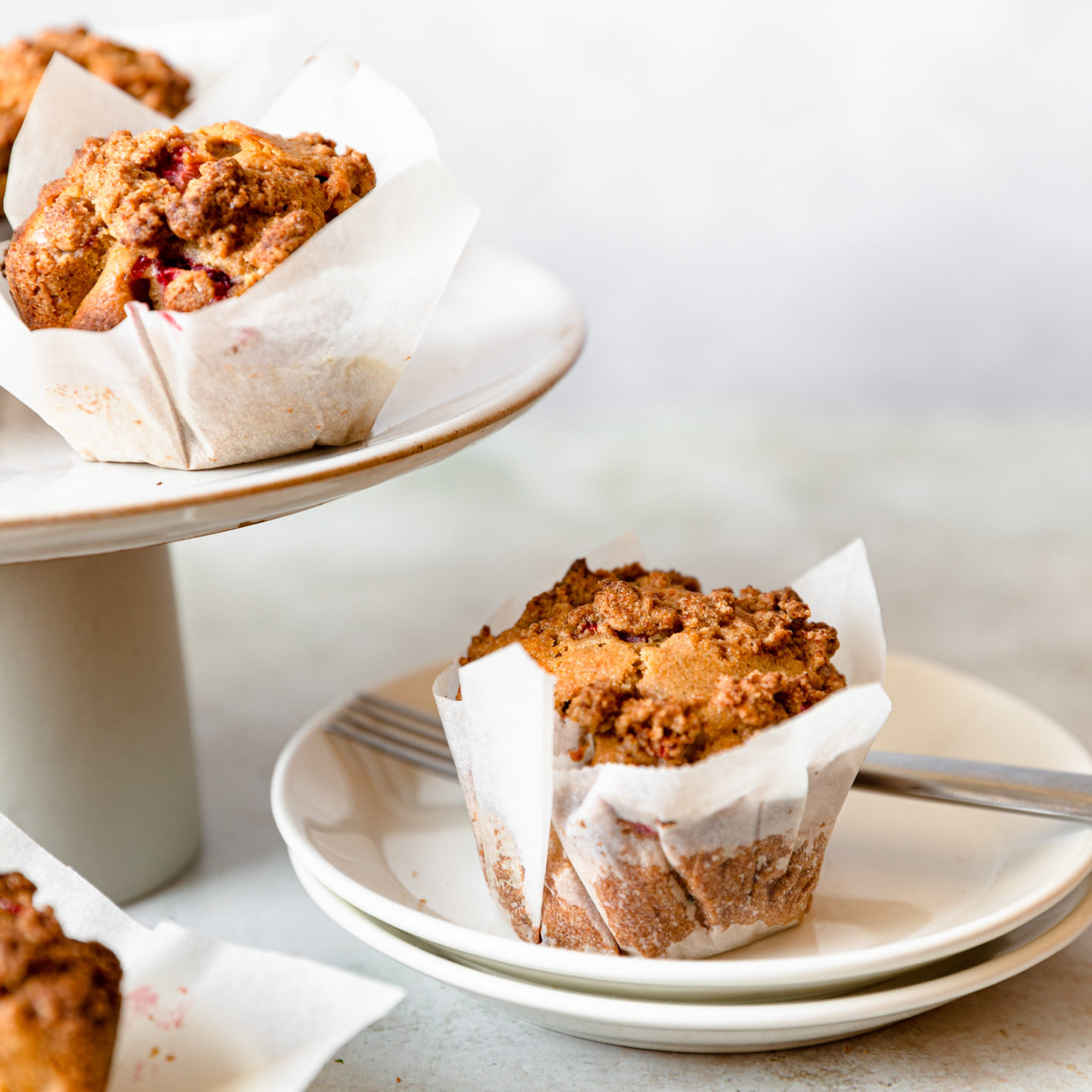 Erdbeer-Rhabarber-Muffins mit Vollkornstreuseln – sophieschoices