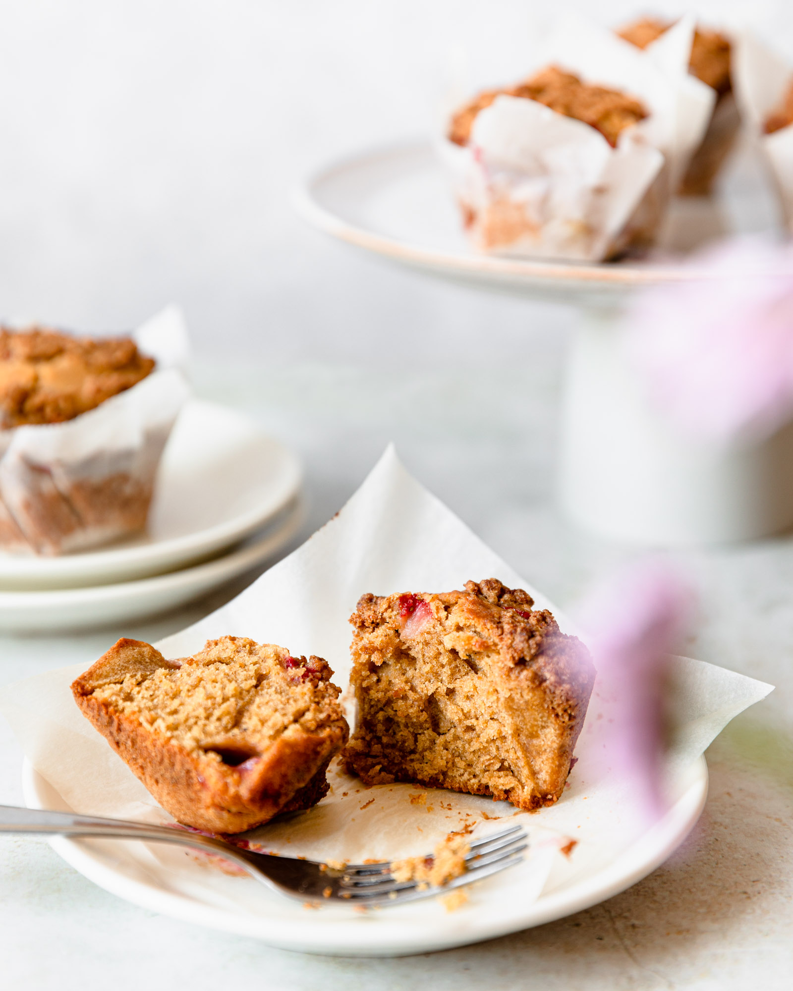 Erdbeer-Rhabarber-Muffins mit Vollkornstreuseln – sophieschoices