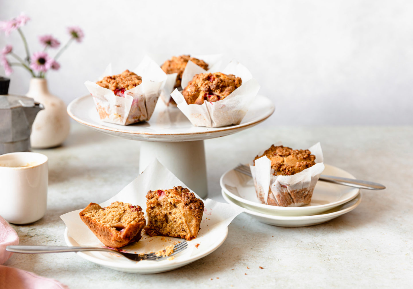 Erdbeer-Rhabarber-Muffins mit Vollkornstreuseln – sophieschoices